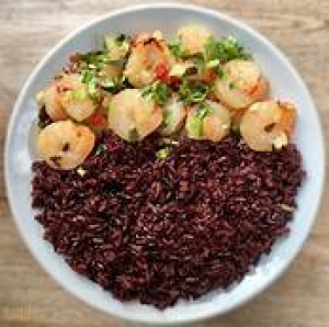 Rice topped with stir-fried seafood and basil leaves(ข้าวผัดกะเพราทะเล)