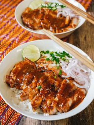 Rice with slide grilled pork tenderloin salad(ข้าวสันในหมูย่างน้ำตก)