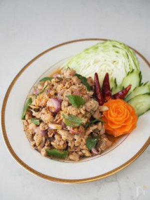 Rice with spicy minced chicken breast salad(ข้าวลาบอีสานอกไก่สับ)