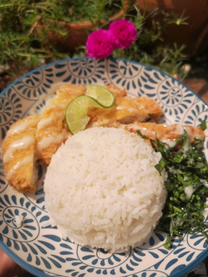 Fried chicken breast over rice with lime cream sauce (ข้าวอกไก่ทอดซอสมะนาว)