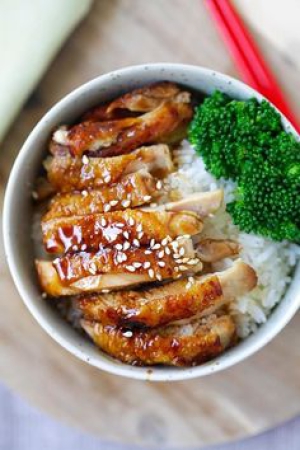 Grilled chicken breast rice with tamarind sauce (ข้าวอกไก่ย่างซอสมะขาม)