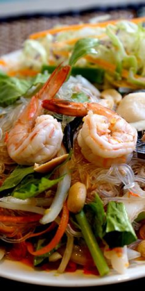 Spicy glass noodle salad seafood (ยำวุ้นเส้นทะเล)