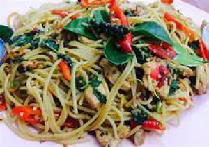 Stir Fried Instant Noodles Iwith spicy chicken breast (ผัดขี้เมาอกไก่)