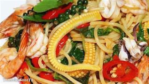 Stir Fried Instant Noodles Iwith spicy seafood (ผัดขี้เมาทะเล)