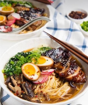 Udang Grilled Chicken Breast with Golden Needle Mushroom(อูด้งอกไก่ย่างเห็ดเข็มทอง)