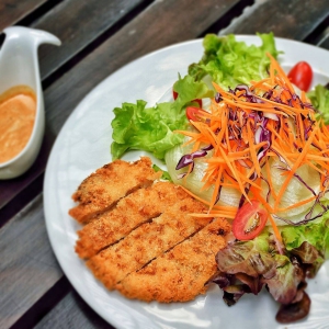Fried chicken breast salad with lime sauce (สลัดอกไก่ทอดน้ำสลัดครีมมะนาว)
