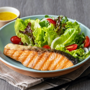 Salmon salad with lime sauce (สลัดแซลมอนน้ำสลัดครีมมะนาว)