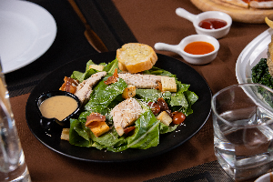 ซีซ่าสลัดอกไก่ ( Caesars Salad With Grilled Chicken Breast )