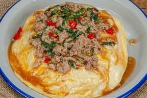 Scrambled Egg with Kra-pao mince pork