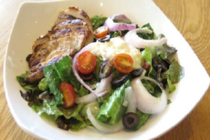 สลัดเมดิเตอร์เรเนียนไก่ย่าง (Mediterranean Salad With Grilled Chicken)
