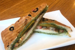พานีนี่ไก่ย่างซอสเพสโต้ (Chicken Pesto Panini)