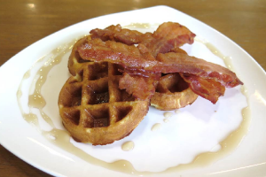 วาฟเฟิลเบคอนและน้ำเชื่อมเมเปิ้ล (Crispy Bacon and Maple Syrup)