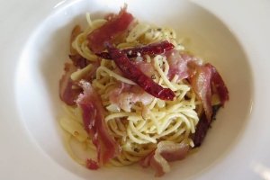 พาสต้าผัดเบคอนพริกแห้ง (Aglio e Olio Pasta)