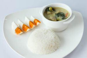 ข้าวแกงเขียวหวานไก่ไข่เค็ม (Chicken Green Curry With Rice and Salted Egg)