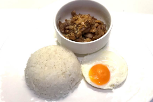 ข้าวไก่ทอดกระเทียมไข่ดาว (Fried Chicken and Garlic & Pepper With Rice and Fried Egg)