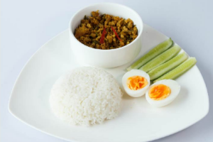 ข้าวคั่วกลิ้งหมู ไข่ต้ม (Spicy Minced Pork with Chili Paste With Rice and Boiled Egg)