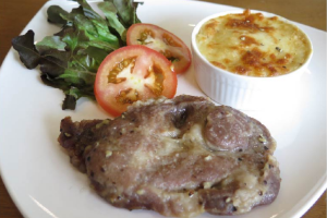 สเต็กหมูคุโรบุตะ และกราแตงมันฝรั่ง (Kurobuta Pork Steak With Potato Gratin)