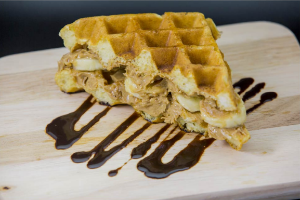 วาฟเฟิลเนยถั่วและกล้วย (Peanut Butter Banana Waffle)
