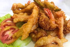 กุ้ง/หมึกชุปแป้งทอด (SHRIMP/SQUIDS TEMPURA)
