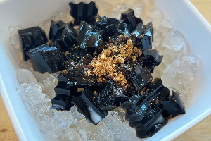 เฉาก๊วยนมสด / Thai grass jelly with milk