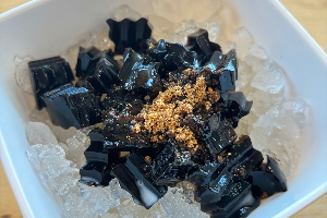 เฉาก๊วยนมสด / Thai grass jelly with milk