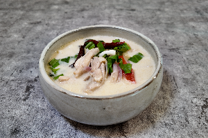 ต้มข่าไก่ (TOM KHA GAI)