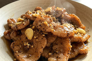 หมูกระเทียม (กับข้าว)