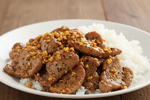 หมูกระเทียมพริกไทดำราดข้าว (หมูชิ้น)