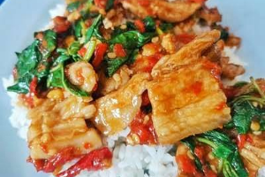 กะเพราหมูสามชั้น