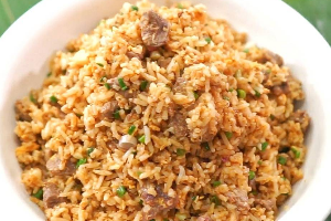 ข้าวผัดเนื้อ