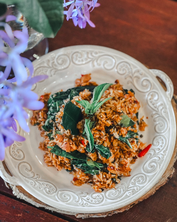 ข้าวผัดพริกแกง  ก้นกะทะ ( กรุณาระบุเนื้อสัตว์ )