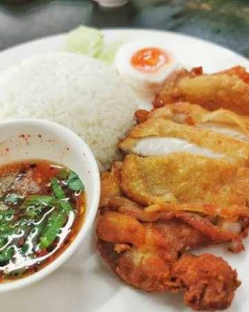 ข้าวไก่ทอดน้ำจิ้มแจ่ว