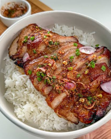 ข้าวยำคอหมูย่าง