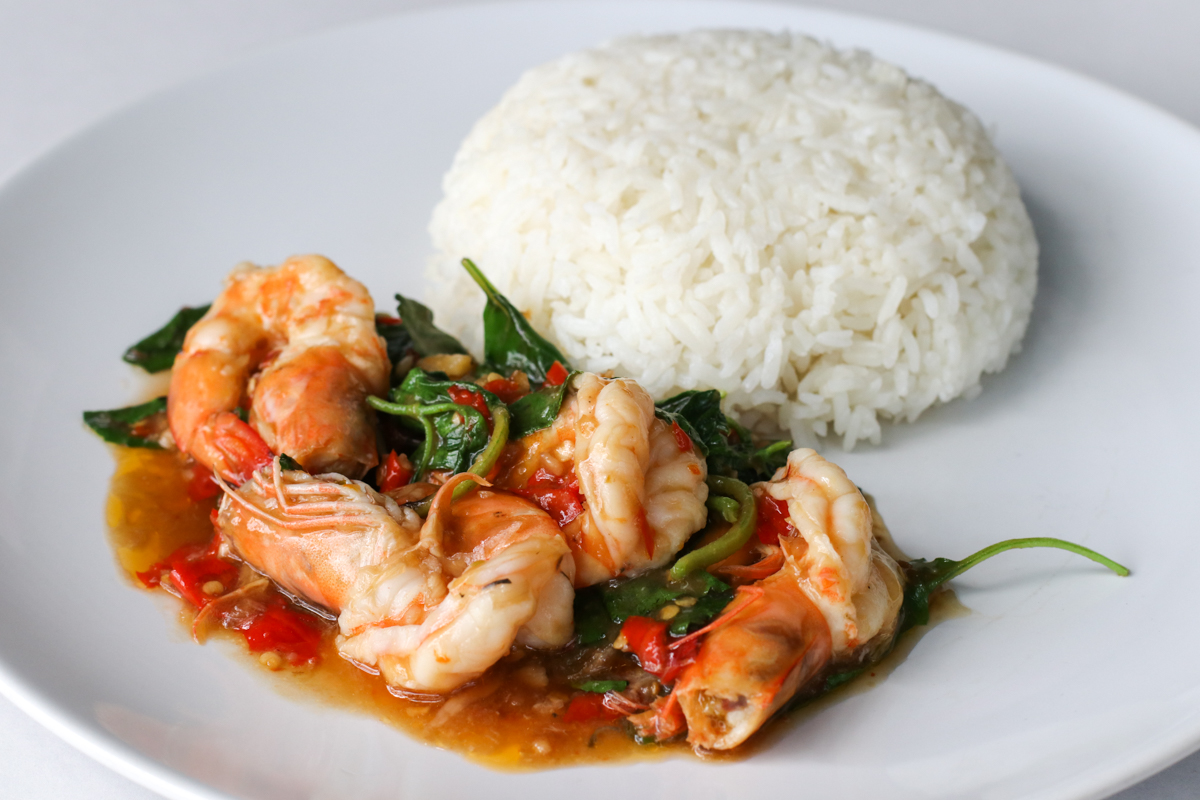 ข้าวกะเพรากุ้ง