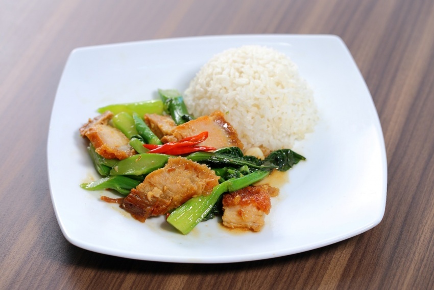 ข้าวผัดคะน้าหมูกรอบ