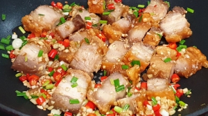 หมูกรอบคั่วพริกเกลือ [กับข้าว]