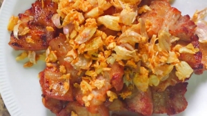 หมูกรอบทอดกระเทียม [กับข้าว]