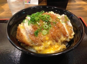 Katsudon คัตซึด้งหรือข้าวหน้าไก่ทอดสไตล์ญี่ปุ่น