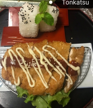Tonkatsu set หรือข้าวไก่ทอดกรอบราดซอสแบบญี่ปุ่น