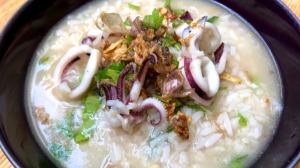 ข้าวต้มทรงเครื่องปลาหมึก