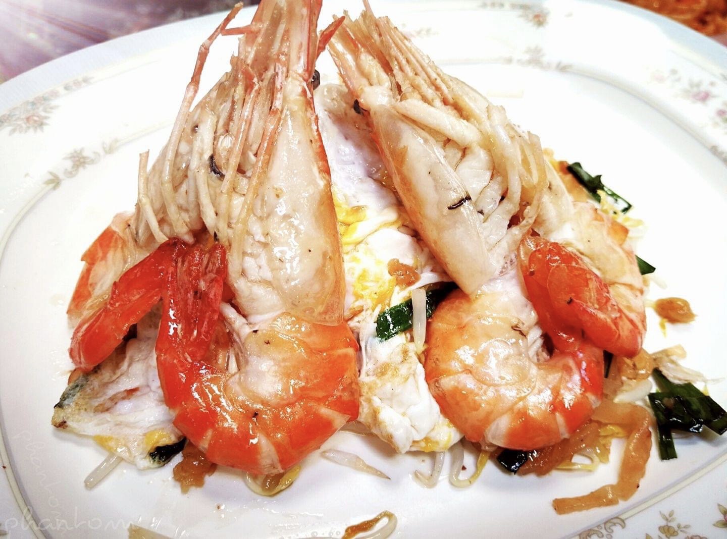 ผัดไทยกุ้งใหญ่