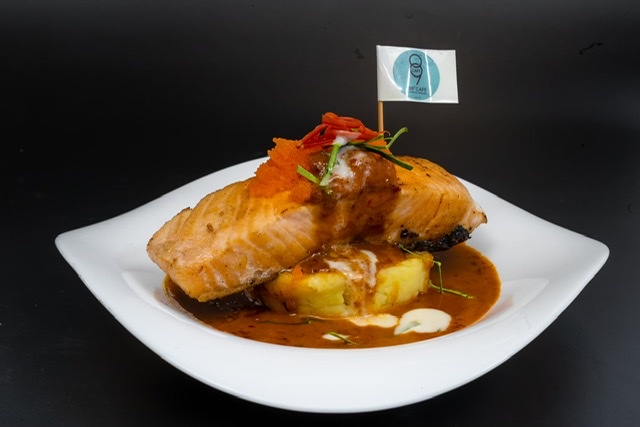 สเต็กปลาแซวม่อน+มันบดซอสแพนง :Salmon Fillet With Panang sauce and mash potato