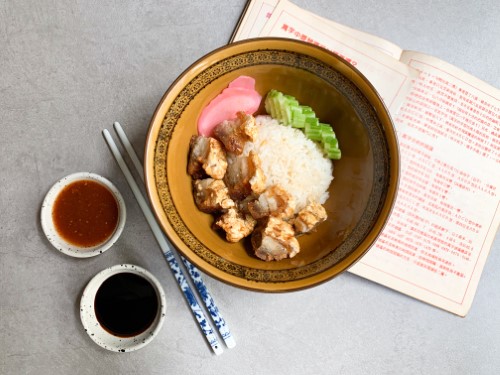 ข้าวหมูกรอบราดน้ำปลาหวาน