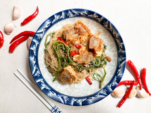 ผัดหมี่กระเฉด หมูกรอบ