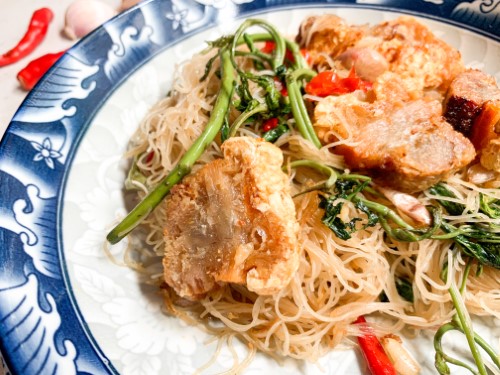 ผัดหมี่กระเฉด หมูนุ่ม