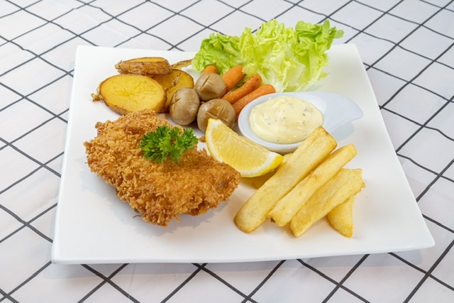 13. สเต็กปลาดอลลี่ทอดกรอบ : Chispy Fried dory Steak