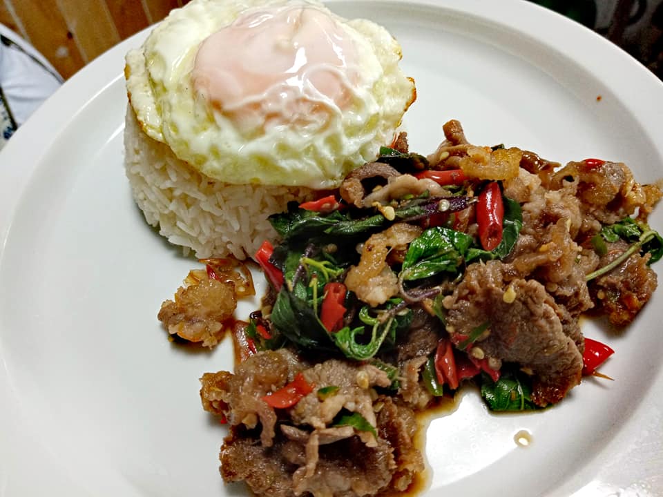 ผัดกระเพราเนื้อดรายเอจ