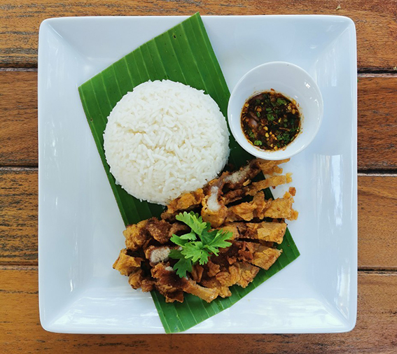 ข้าวหมูสามชั้นทอดจิ้มแจ่ว