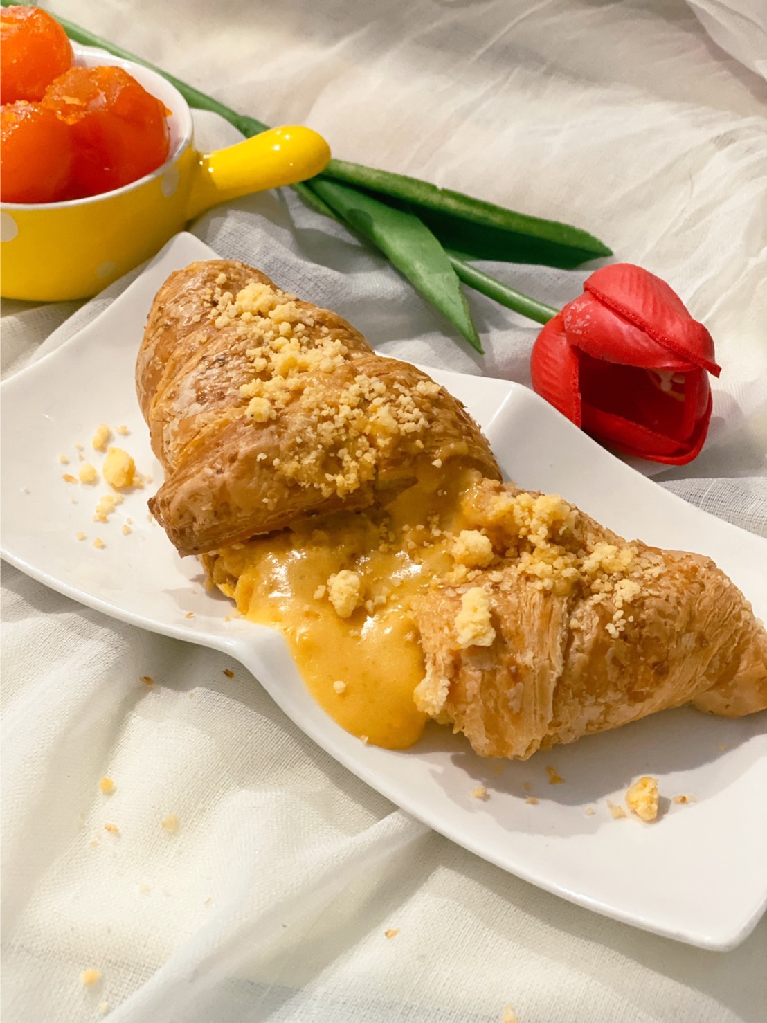 ครัวซองต์ไข่เค็มลาวา