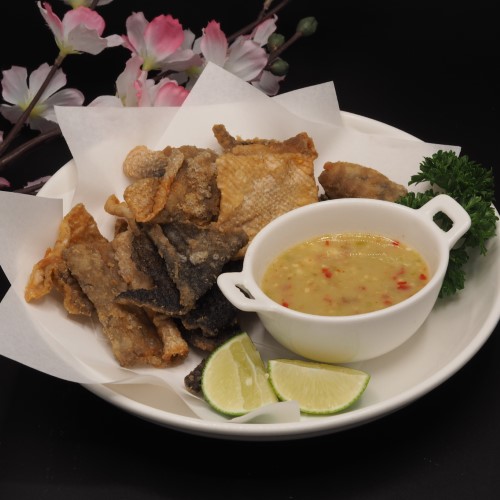 หนังแซลมอนทอดกรอบ จิ้มซีฟู้ด